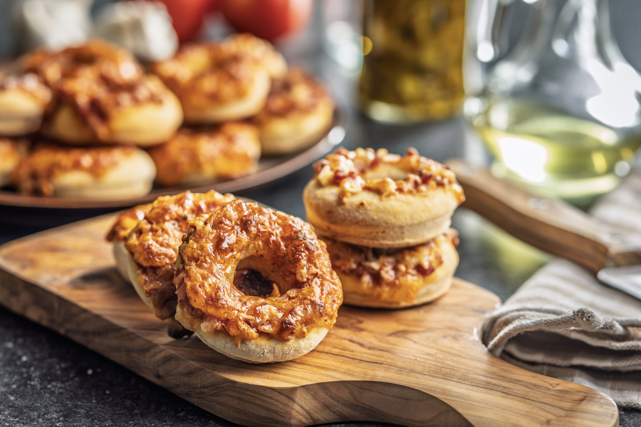Ahşap tahta üzerinde peynirli simit halkaları